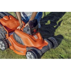 Аккумуляторная газонокосилка Husqvarna LC 141i KIT