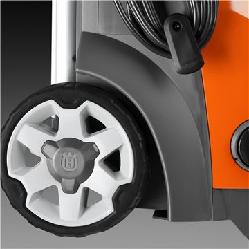 Удобные для эксплуатации прорезиненные прочные колеса мойки Husqvarna PW 345C 
