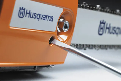 Бензопила Husqvarna 135 Mark II - Боковое натяжение цепи